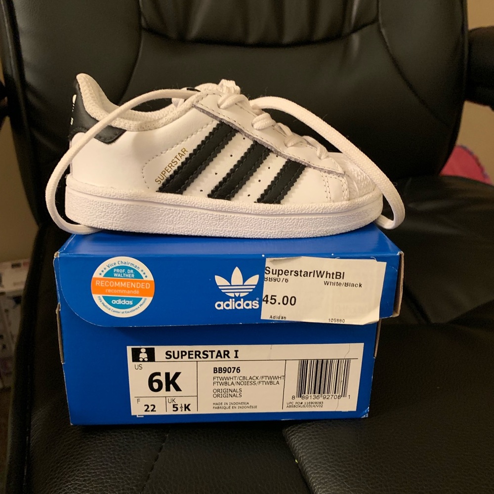 Tennis shoes